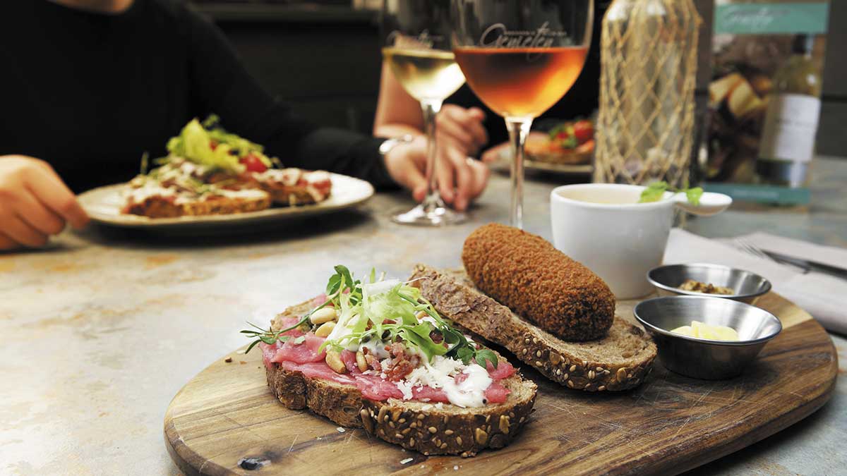 Foto van broodje carpaccio en broodje kroket bij Brasserie en Wijnbar Genieten