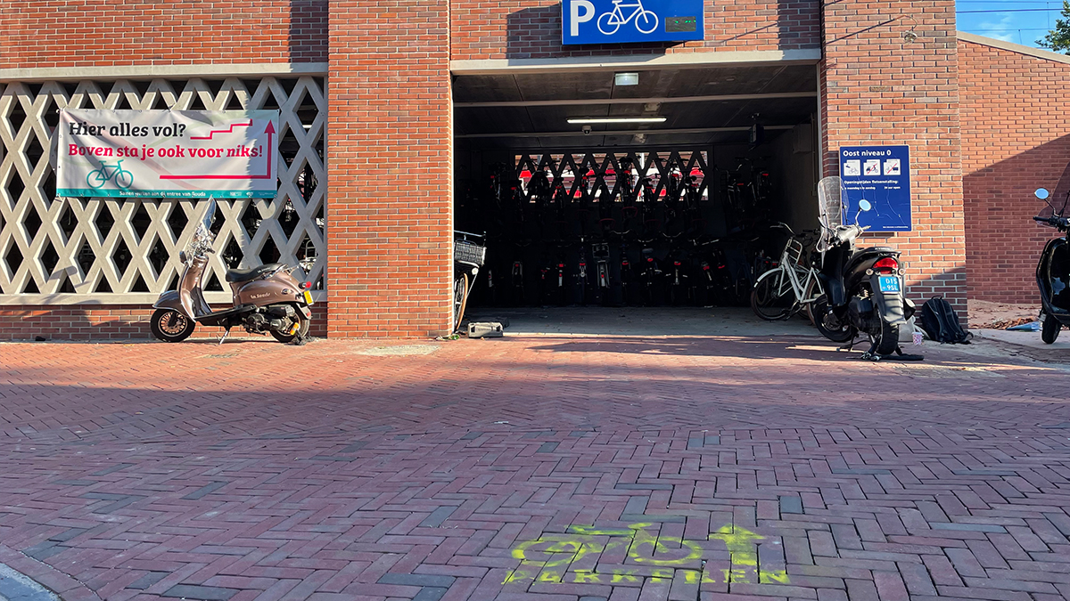 De ingang van de oostelijke fietsenstalling van station Gouda